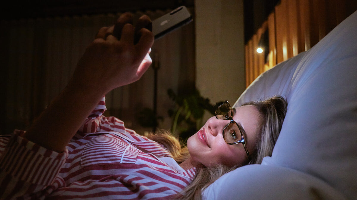 Sleepglasses on in bed with phone