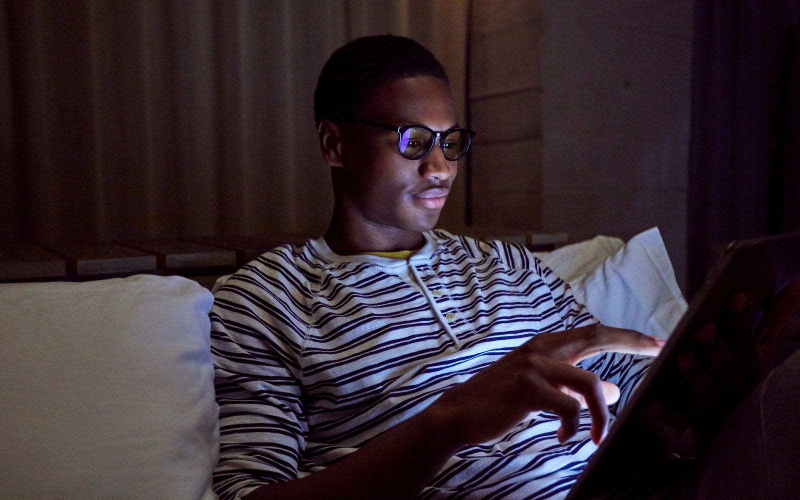 5 Blue Light Facts How Blue Light Really Impacts Us Felix Gray Blog