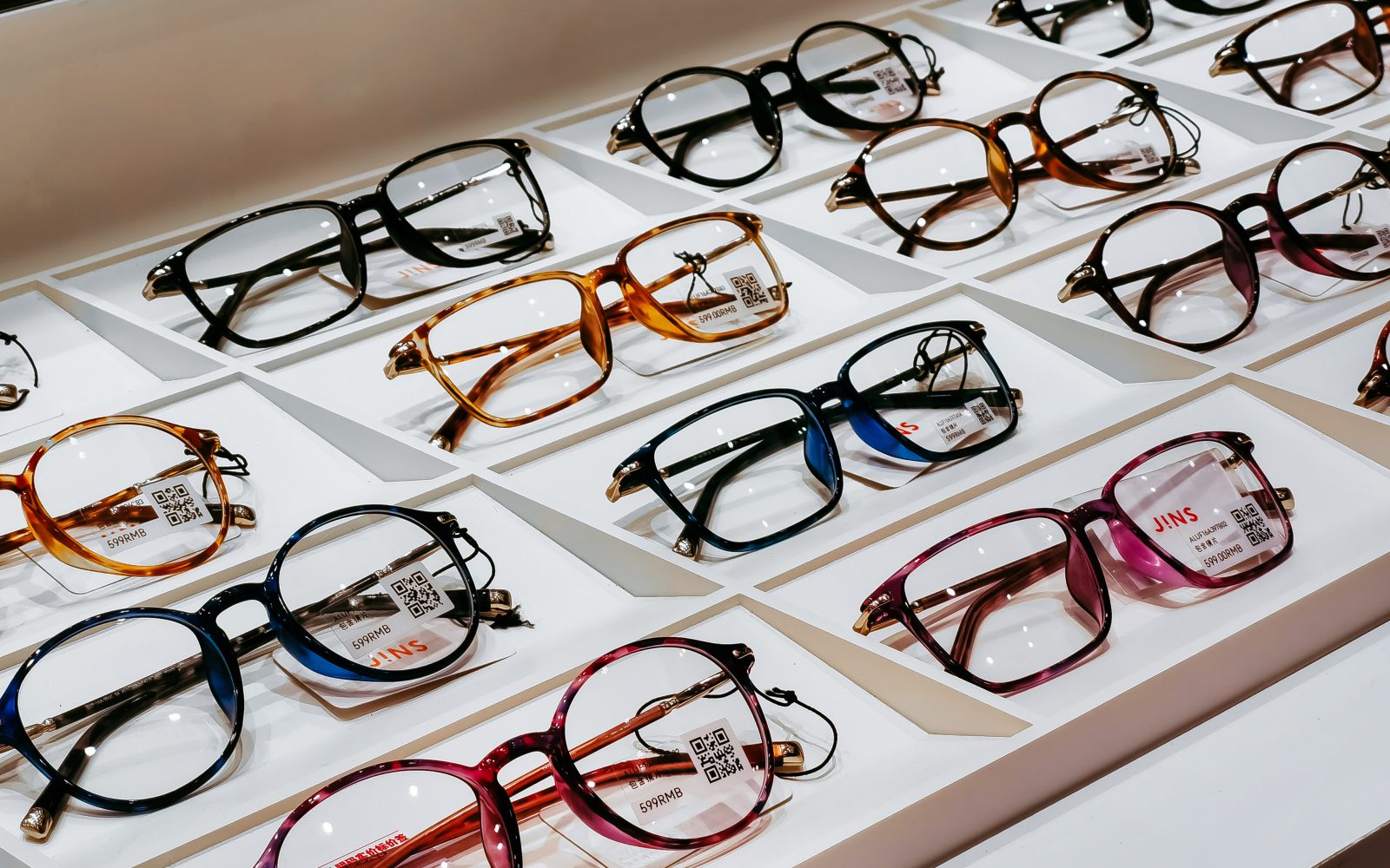 2024 Eyeglass Trends What Glasses are in Style for Men & Women?