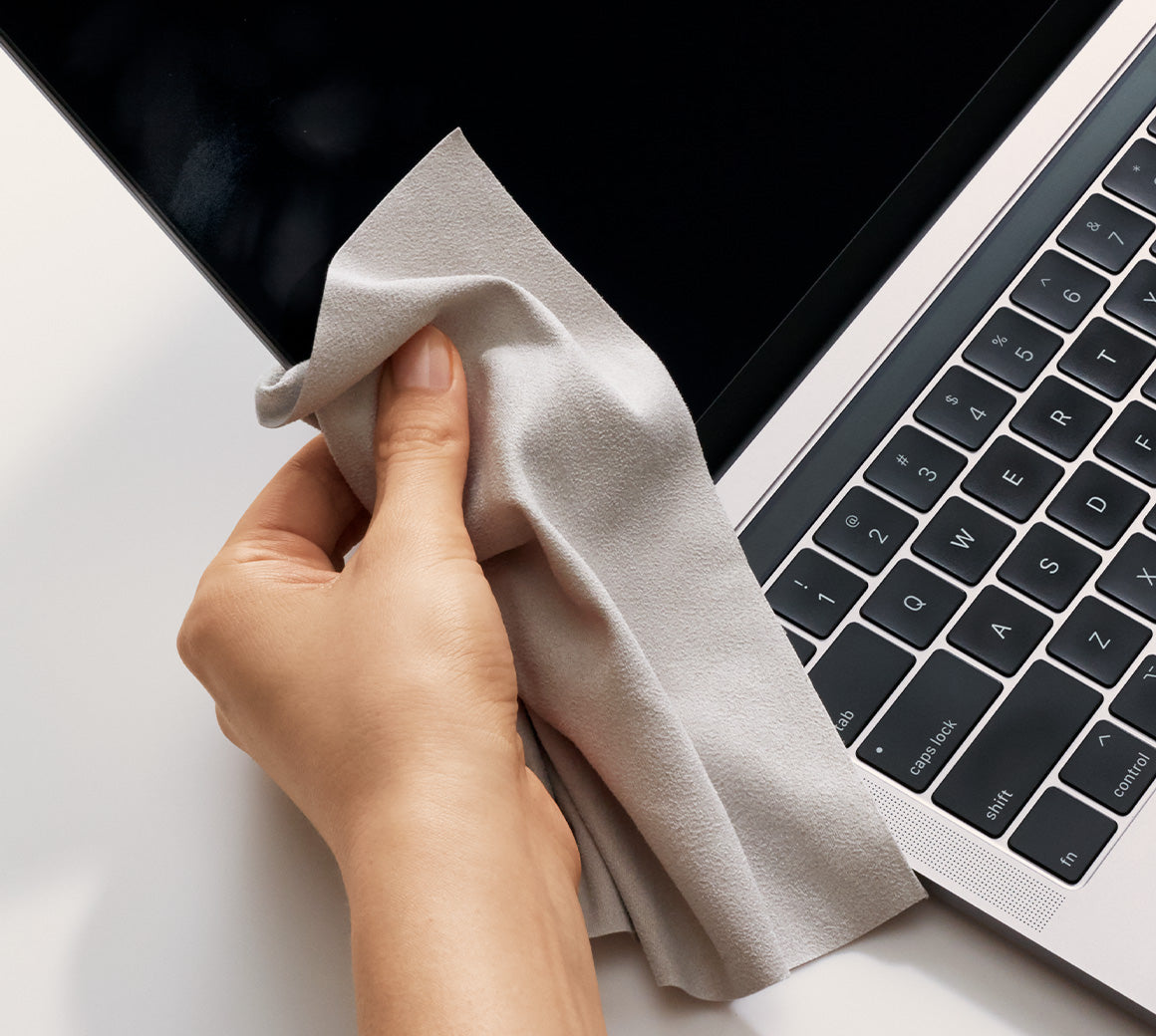 Cleaning a laptop screen with the cleaning cloth
